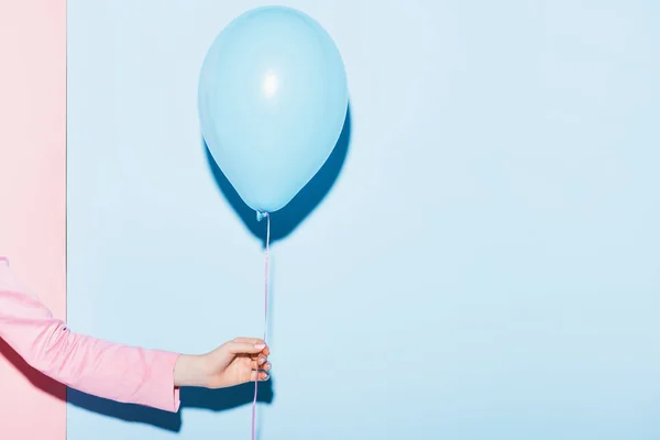 Kesilmiş Pembe Mavi Arka Planda Balon Tutan Kadın Görüntüsü — Stok fotoğraf