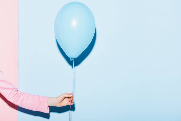 Vue Recadrée Une Femme Tenant Ballon Sur Fond Rose Bleu — Photo