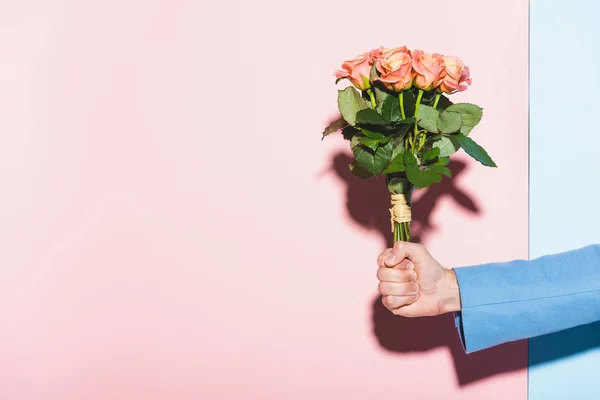 Vista Cortada Homem Segurando Buquê Fundo Azul Rosa — Fotografia de Stock