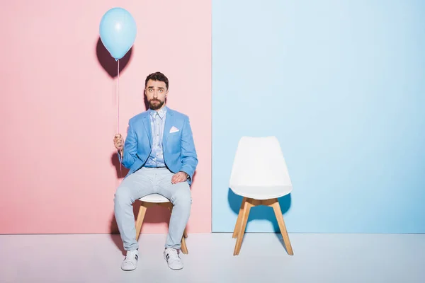 Stilig Och Ledsen Man Som Håller Ballong Blå Och Rosa — Stockfoto