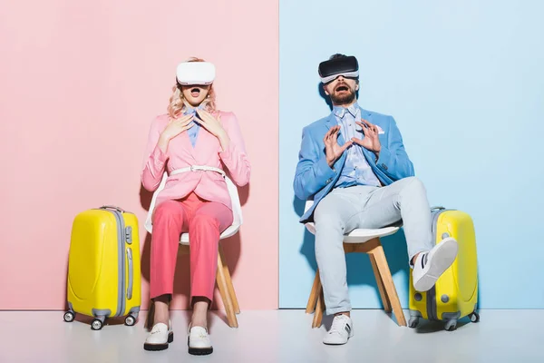 Verängstigte Frau Und Mann Virtual Reality Headsets Auf Rosa Und — Stockfoto