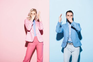 çekici kadın ve yakışıklı erkek pembe ve mavi arka planda dalış jestleri yapıyorlar. 