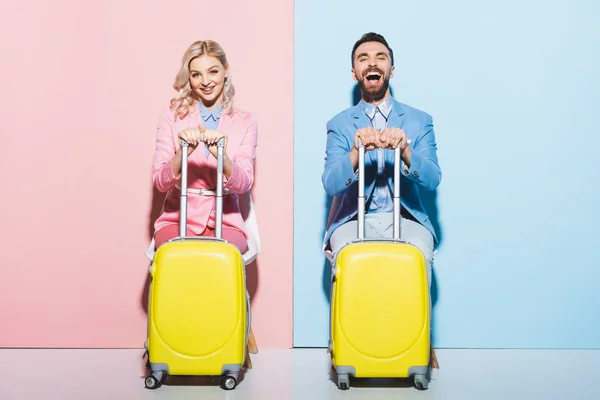 Smiling Woman Handsome Man Holding Travel Bags Pink Blue Background — Stock Photo, Image