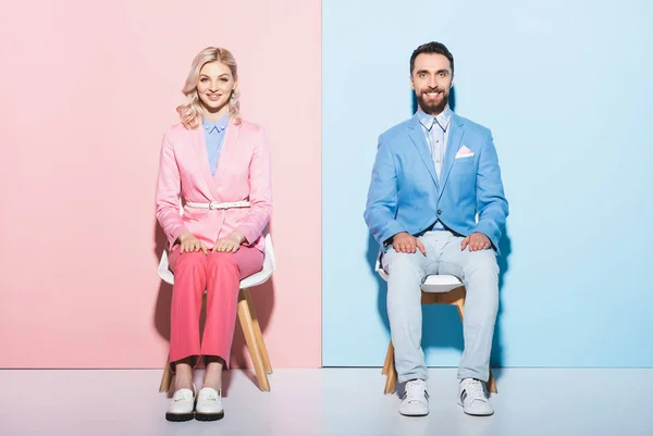 Mulher Sorridente Homem Bonito Olhando Para Câmera Fundo Rosa Azul — Fotografia de Stock