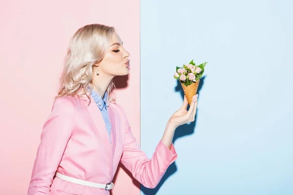 Side View Attractive Woman Holding Bouquet Pink Blue Background — Stock Photo, Image