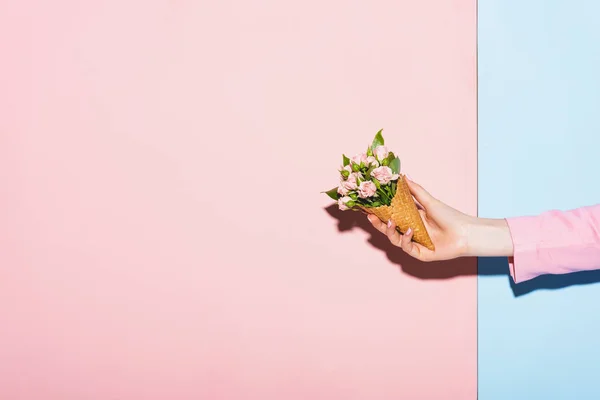 Vista Recortada Mujer Sosteniendo Ramo Sobre Fondo Rosa Azul — Foto de Stock