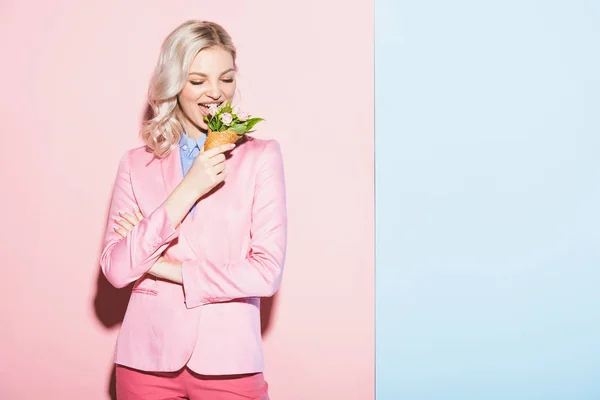 Mulher Sorrindo Comendo Buquê Fundo Rosa Azul — Fotografia de Stock