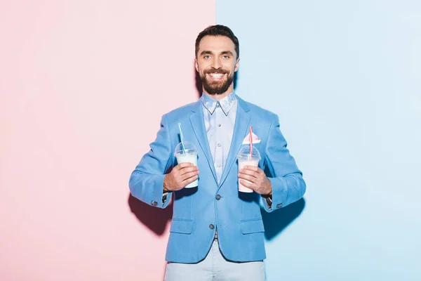 Uomo Sorridente Che Tiene Cocktail Sfondo Rosa Blu — Foto Stock