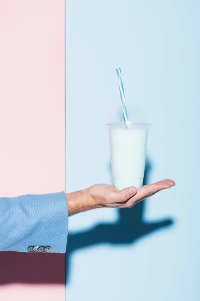 Bijgesneden Weergave Van Man Met Cocktail Roze Blauwe Achtergrond — Stockfoto