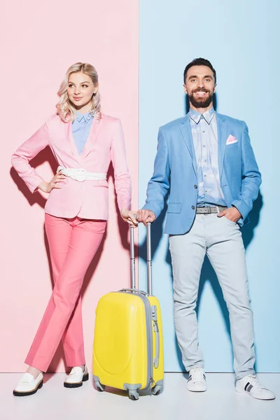 Χαμογελαστή Γυναίκα Και Όμορφος Άντρας Ταξιδιωτική Τσάντα Ροζ Και Μπλε — Φωτογραφία Αρχείου