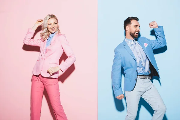 Donna Sorridente Bell Uomo Che Mostra Gesto Sfondo Rosa Blu — Foto Stock