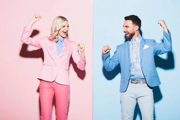 Donna Sorridente Bell Uomo Che Mostra Gesto Sfondo Rosa Blu — Foto Stock