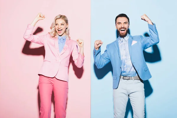 Mulher Sorridente Homem Bonito Mostrando Sim Gesto Fundo Rosa Azul — Fotografia de Stock