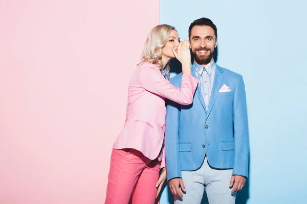 Mulher Atraente Dizendo Segredo Para Homem Sorridente Fundo Rosa Azul — Fotografia de Stock