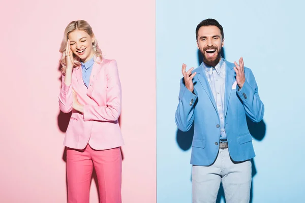 Mulher Sorridente Homem Bonito Fundo Rosa Azul — Fotografia de Stock