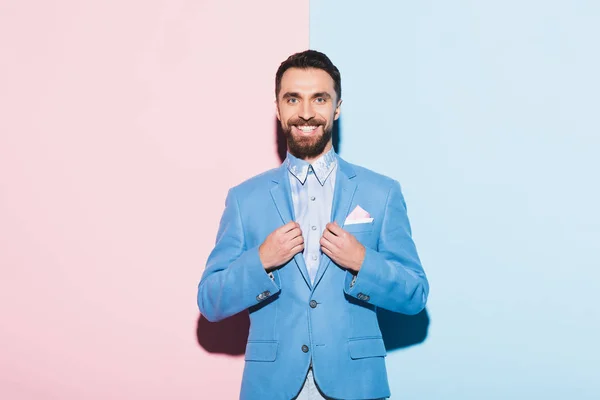 Sorrindo Homem Olhando Para Câmera Fundo Rosa Azul — Fotografia de Stock