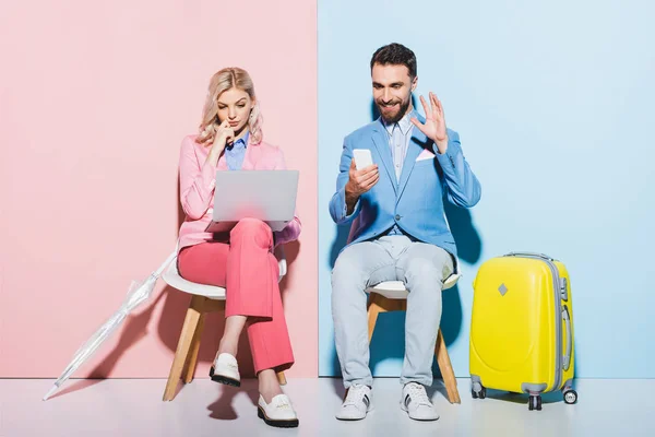 Woman Using Laptop Smiling Man Having Video Call Pink Blue — Stock Photo, Image