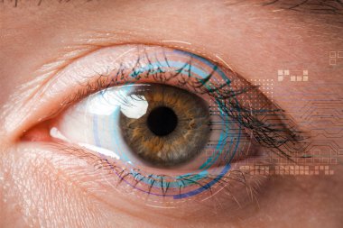 Kameraya bakan genç bir kadın, internet güvenliği kavramı.