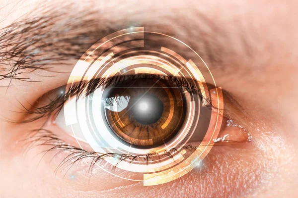 Обрезанный Вид Человека Карими Глазами Глядя Камеру Концепция Интернет Безопасности — стоковое фото