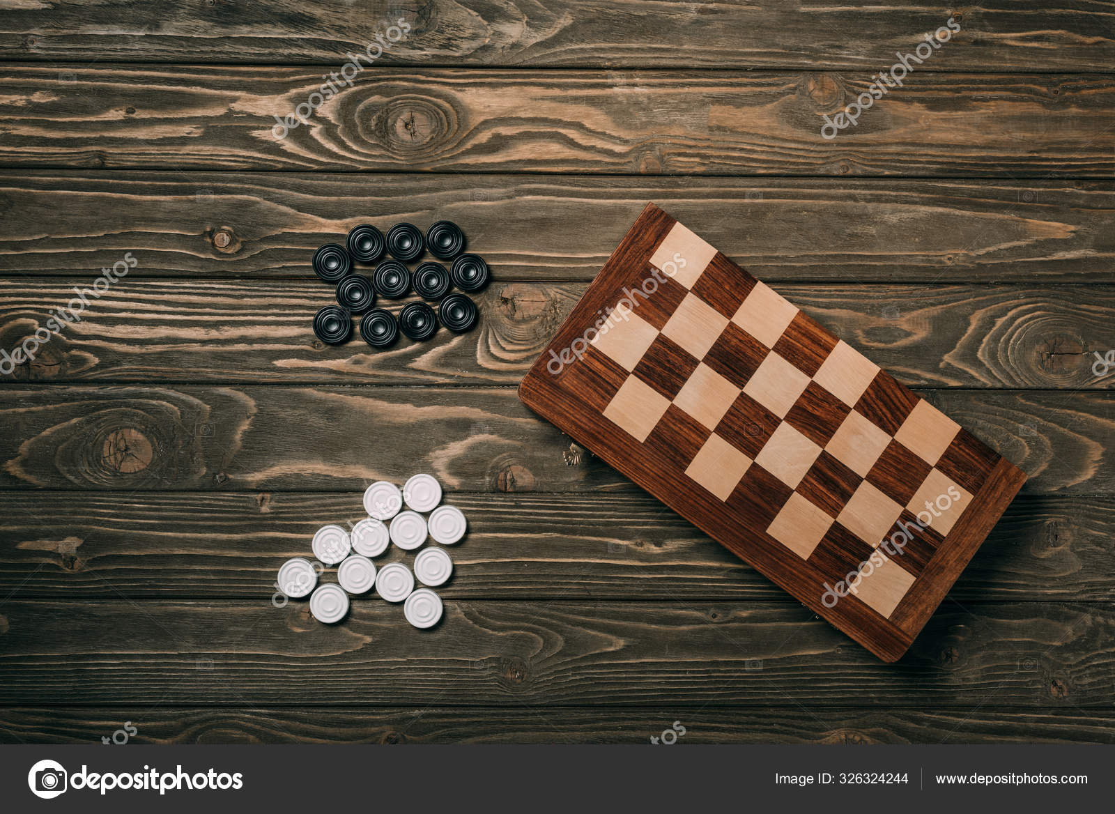 Jogo de damas no tabuleiro de damas em fundo de madeira.