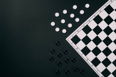 Siyah ve beyaz dama tahtalarının üst görünümü izole edildi
