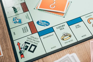 Kyiv, Ukrayna - 15 Kasım 2019: Tahta masadaki kartlarla Monopoly masası oyunu