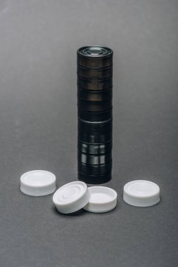 Gri arkaplanda siyah beyaz denetleyiciler