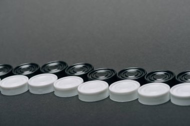 Gri üzerine izole edilmiş beyaz ve siyah dama çizgileri