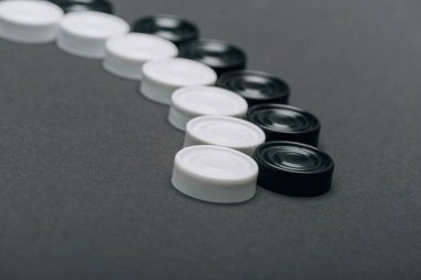 Gri üzerine izole edilmiş siyah ve beyaz denetleyicilerin seçici odak noktası