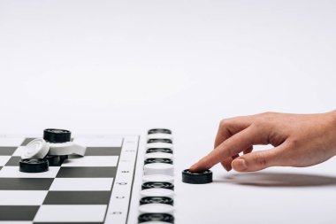 Kırpılmış görünüm, beyaz arkaplanda siyah denetleyici taşıyan kadın görüntüsü