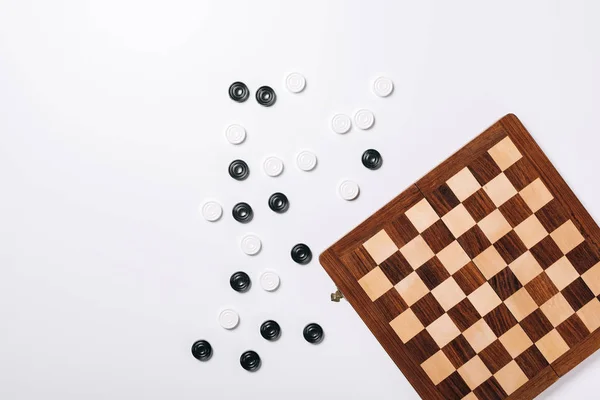 白底支票和棋盘的最高视图 — 图库照片