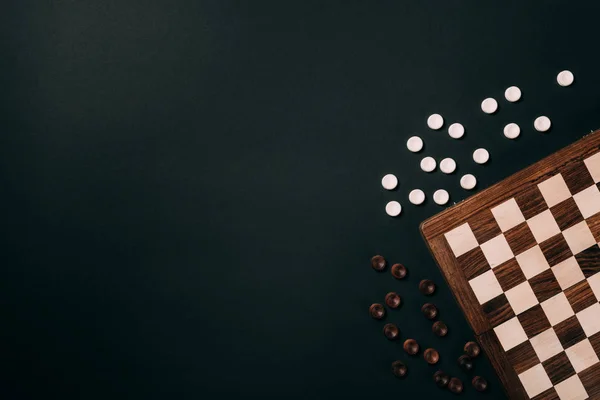 Ovanifrån Pjäser Checkerboard Isolerad Svart Med Kopieringsutrymme — Stockfoto