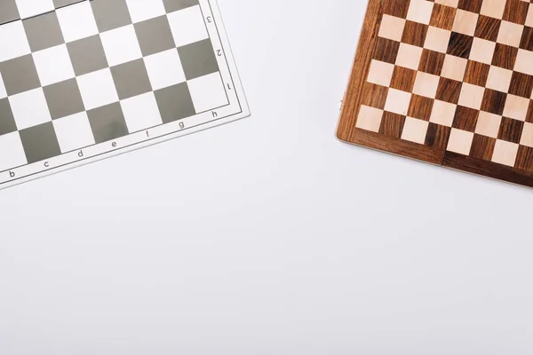 Ansicht Der Schachbretter Von Oben Isoliert Auf Weiß Mit Kopierraum — Stockfoto