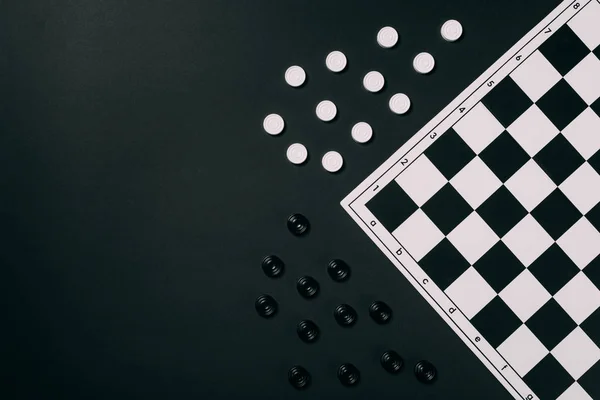 Верхний Вид Черно Белых Шашек Шахматной Доски Изолирован Черном — стоковое фото