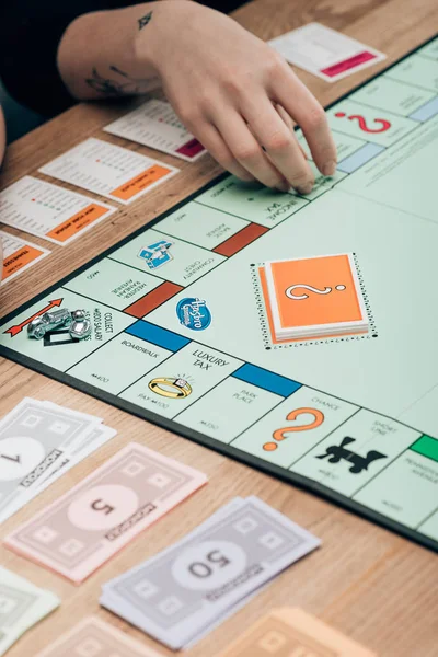 Kyiv Ukraine November 2019 Ausgeschnittene Ansicht Einer Frau Beim Monopoly — Stockfoto