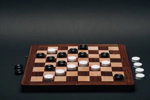 Checkerboard Met Zwart Wit Checkers Geïsoleerd Zwart — Stockfoto