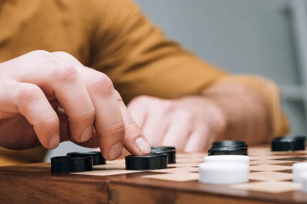 Vista Recortada Del Hombre Jugando Damas Tablero Ajedrez Madera — Foto de Stock