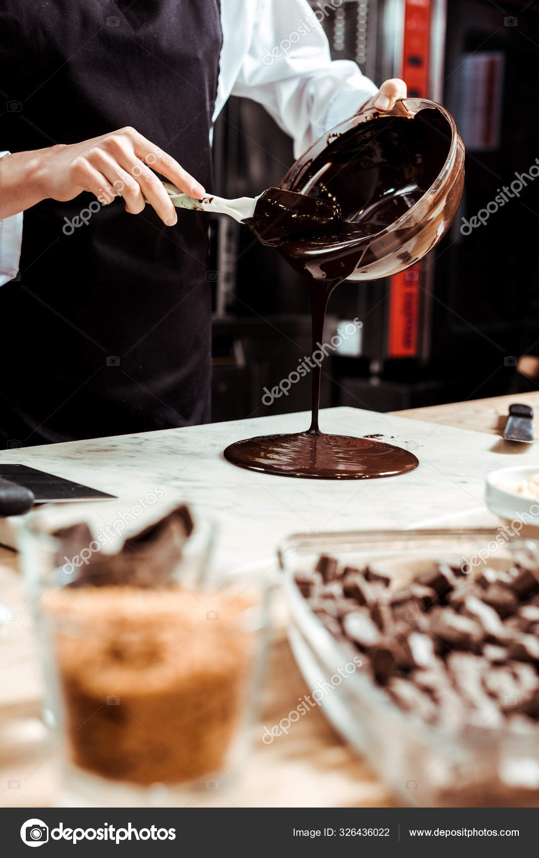 Çikolata Dökümünün Seçici Odak Noktası Mermer Yüzeyde Erimiş Çikolata