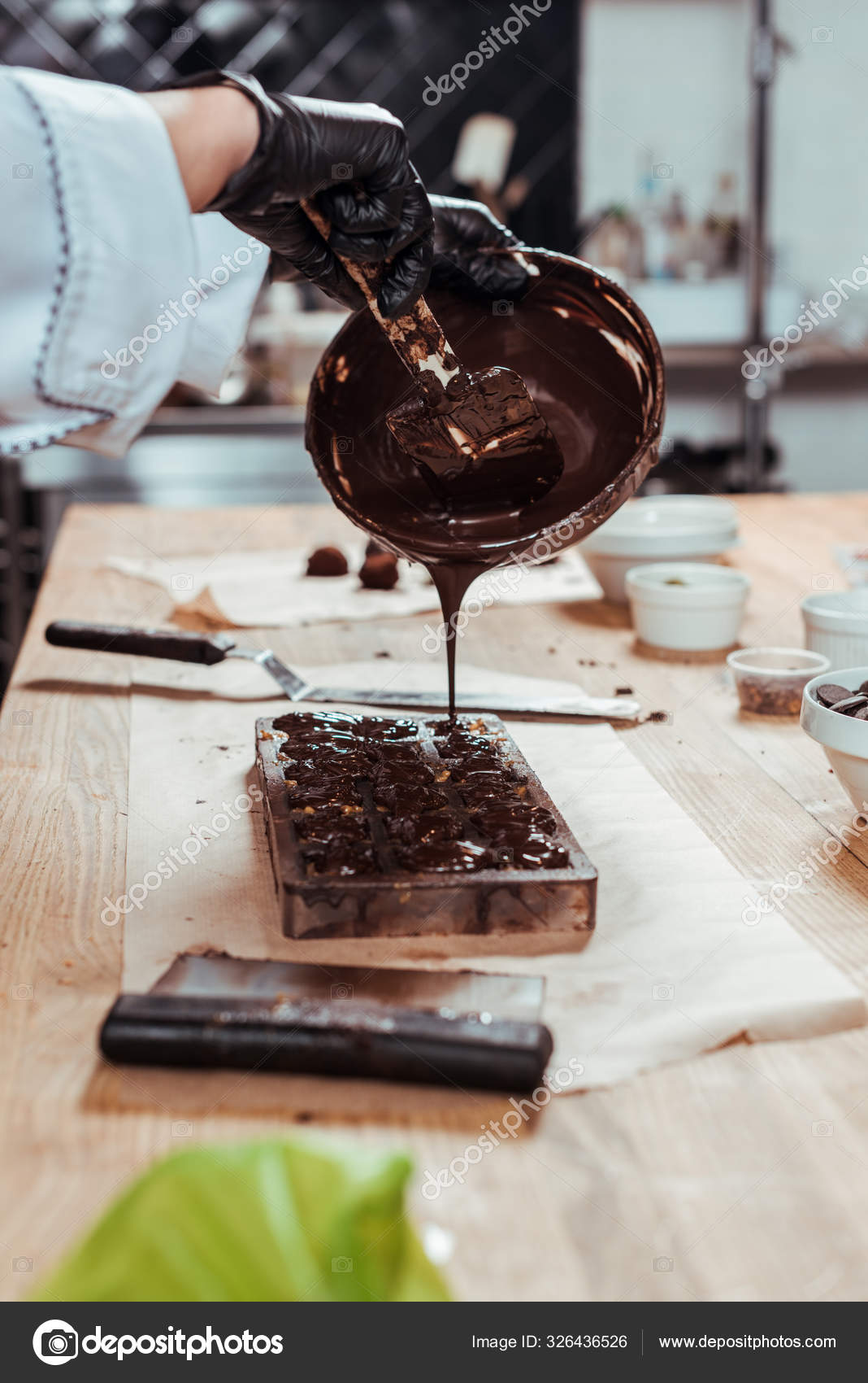 Erimiş Çikolatayı Masanın Üzerine Çikolata Kalıplarına Dökerken