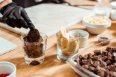 oříznutý pohled na čokoládu s tmavou čokoládou ze skla v kuchyni  