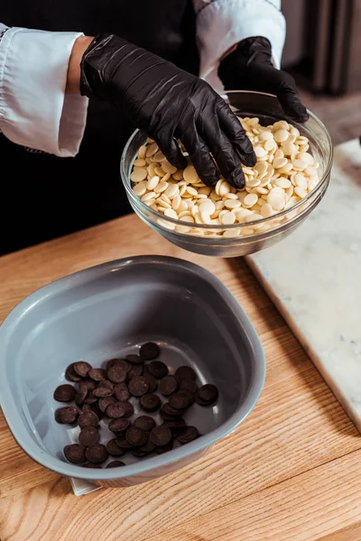 Vista Recortada Del Chocolatero Añadiendo Chispas Chocolate Blanco Tazón — Foto de Stock