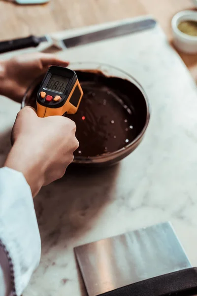 Cropped View Chocolatier Holding Cooking Thermometer Bowl Melted Dark Chocolate — Stock Photo, Image