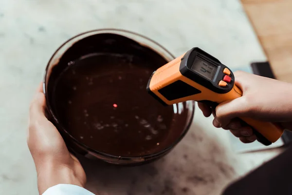 Cropped View Chocolatier Holding Cooking Thermometer Bowl Dark Chocolate — Stock Photo, Image