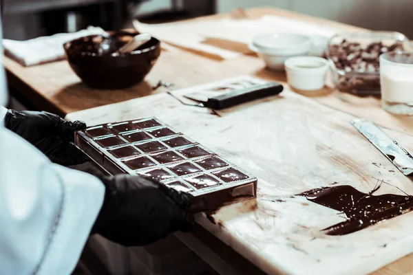 Vista Recortada Chocolatero Delantal Sosteniendo Bandeja Hielo Con Chocolate — Foto de Stock