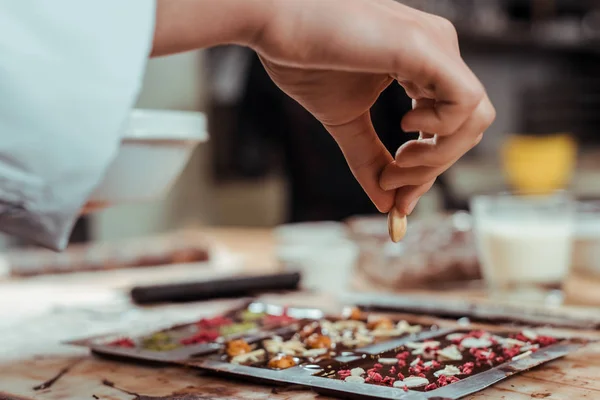 Messa Fuoco Selettiva Della Tavoletta Cioccolato Fondente Con Nocciola — Foto Stock