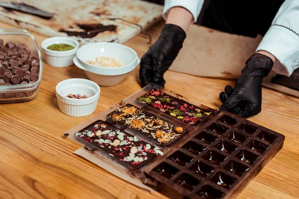 Pemandangan Yang Dipotong Dari Chocolatier Dalam Sarung Tangan Lateks Hitam — Stok Foto