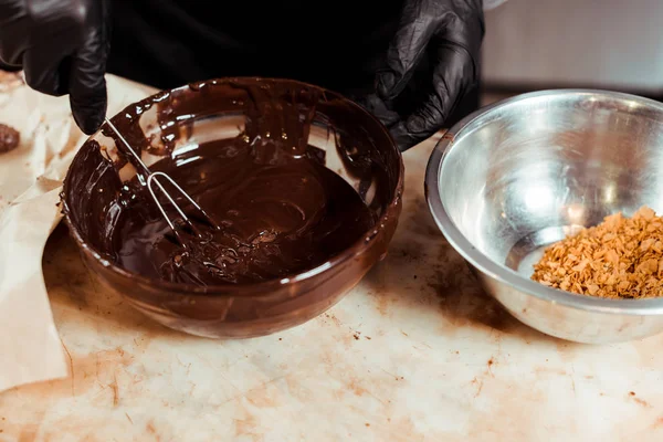 Vista Recortada Chocolatero Guantes Látex Negro Batiendo Chocolate Derretido — Foto de Stock