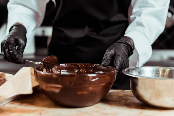 Vista Ritagliato Cioccolatiere Guanti Lattice Nero Tenendo Frusta Vicino Cioccolato — Foto Stock