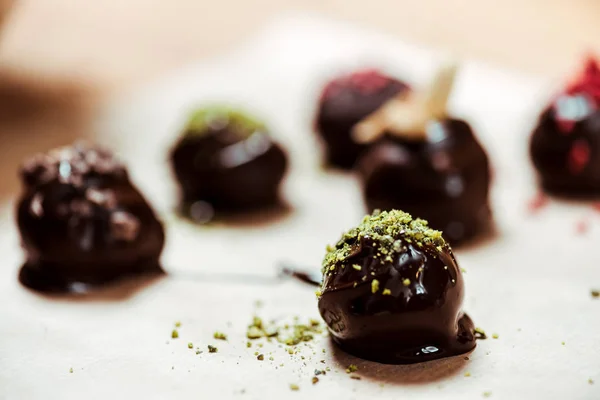 甜巧克力球与开心果粉在糖果附近的选择性聚焦 — 图库照片