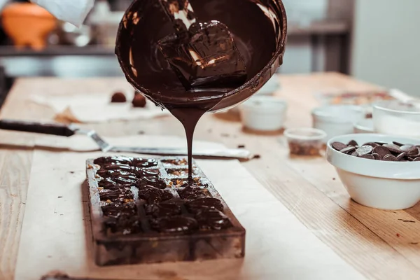 Chocolate Escuro Derretido Derramando Moldes Chocolate — Fotografia de Stock